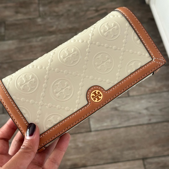 New Tory Burch MONOGRAM PATENT EMBOSSED WALLET CROSSBODY - Picture 8 of 8
